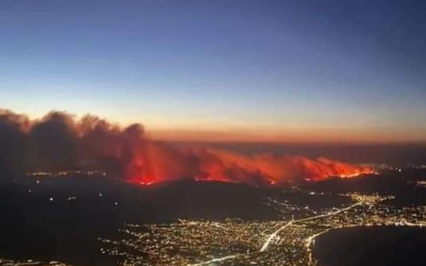 Το πύρινο μέτωπο στην Αττική από ψηλά: Εικόνες και βίντεο αποτυπώνουν το μέγεθος της καταστροφής