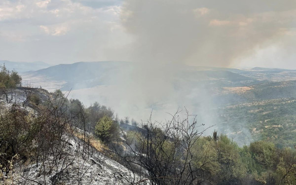 Διάσπαρτες εστίες στη φωτιά στην Κρυόβρυση Πτολεμαΐδας - Βελτιωμένη εικόνα στο Λουτράκι Πέλλας (βίντεο)