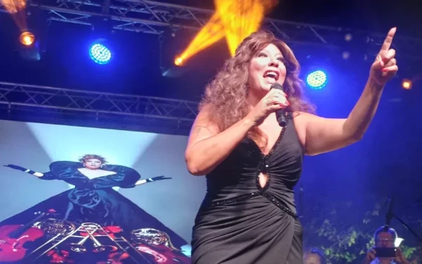 Σάλος στην Θράκη: Τουρκάλα τραγουδίστρια τραγούδησε το εμβατήριο της Σμύρνης στην Κομοτηνή (βίντεο, φωτ.)