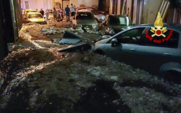 Καταρρακτώδεις βροχές και κατολισθήσεις στην Ιταλία: Αγνοείται η τύχη μιας γυναίκας και του γιου της (βίντεο)