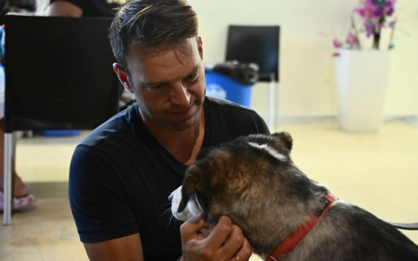 Κασσελάκης: Κίνησε τη διαδικασία για τη φιλοξενία και την υιοθεσία σκύλου από τη δομή φιλοξενίας στη Γαλάτσι