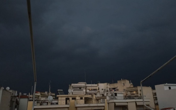 Συνεχίζονται οι κεραυνοί και το χαλάζι σήμερα το πρωί - Ποιες περιοχές επηρεάζονται