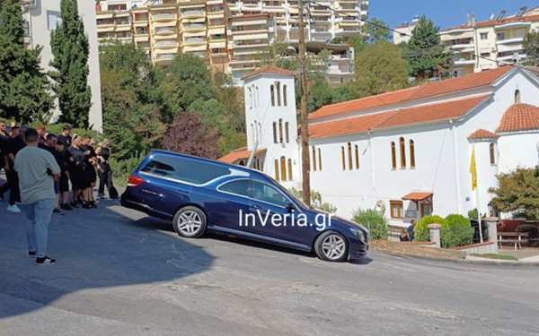 Βέροια: Βαρύ το κλίμα στην κηδεία του 19χρονου Γιάννη που σκοτώθηκε σε λούνα παρκ (βίντεο)