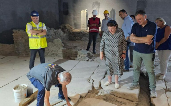 Μετρό Θεσσαλονίκης: Ολοκληρώθηκε η επανατοποθέτηση των αρχαιοτήτων στο σταθμό Βενιζέλου παρουσία της Μενδώνη