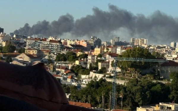 Πορτογαλία: Μεγάλη φωτιά κοντά στο αεροδρόμιο της Λισαβόνας - Δεκάδες αυτοκίνητα καταστράφηκαν (βίντεο)