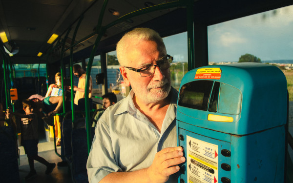 Ένα λεωφορείο γεμάτο θέατρο περιδιαβαίνει τους δρόμους της Θεσσαλονίκης