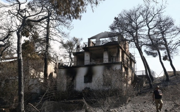 Δίκη για το Μάτι: Συγκλόνισε η μάρτυρας που έχασε κόρη και εγγονό - «Απλώς υπάρχω σαν ένα κομμάτι κρέας»