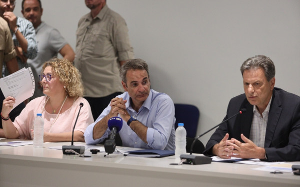 Πεντέλη: Στο κλειστό γυμναστήριο του Γυμνασίου - Λυκείου που υπέστη φθορές και στο Εθνικό Αστεροσκοπείο ο πρωθυπουργός πριν τη σύσκεψη