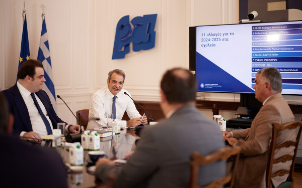 Οι 11 αλλαγές στα σχολεία τη νέα σχολική χρονιά - Τα κινητά στην τσάντα και μαθήματα με τηλεδιάσκεψη