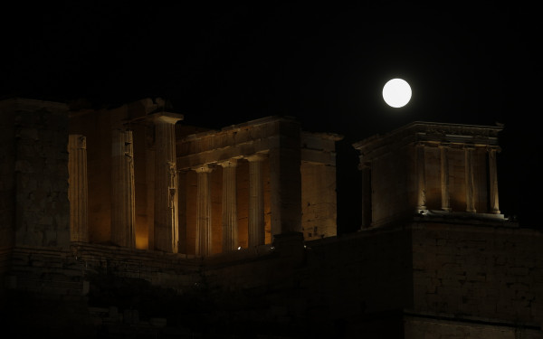 Αυγουστιάτικη Πανσέληνος: Καθηλωτικές εικόνες από το «φεγγάρι του οξύρυγχου»