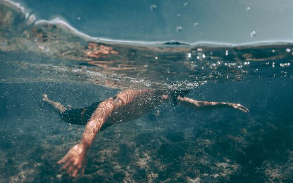 Πνιγμός: Ένας σιωπηλός εφιάλτης στη θάλασσα - Οι «μαύροι» αριθμοί και μαρτυρίες στη «ΜτΚ» που σοκάρουν