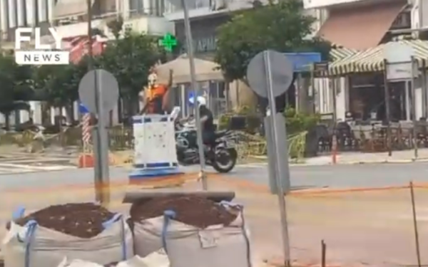 Σπάρτη: Ντύθηκε αρχαίος πολεμιστής με δόρυ και έκανε τον τροχονόμο (βίντεο)