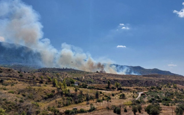 Σε ύφεση η φωτιά Αιγειρούσες στα Μέγαρα