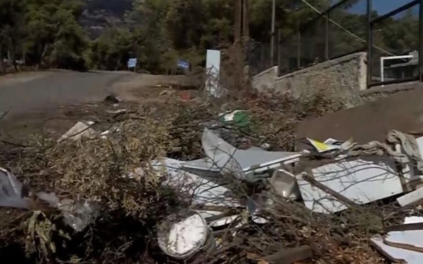 Σοκαριστικές εικόνες στη Νέα Μάκρη: Ακαθάριστα οικόπεδα, γκαζάκια και σκουπίδια δίπλα από το δάσος (βίντεο)