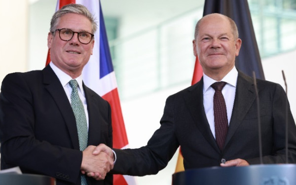 Ο βρετανός πρωθυπουργός Στάρμερ απέκλεισε και πάλι το ενδεχόμενο να επανενταχθεί η χώρα του στην ΕΕ