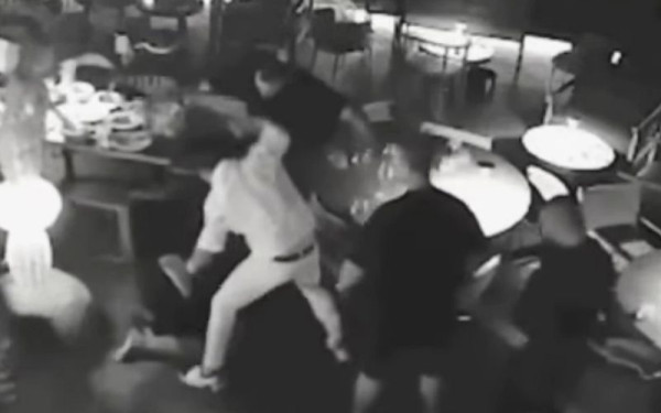 Χαλκιδική: Νέο ντοκουμέντο από την αιματηρή συμπλοκή στο beach bar - Θαμώνες ουρλιάζουν και κρύβονται κάτω από τραπέζια (βίντεο)