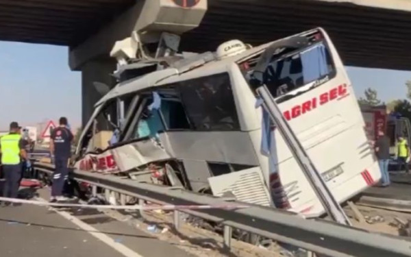 Πολύνεκρο τροχαίο στην Τουρκία: Λεωφορείο έπεσε σε γέφυρα - Ο οδηγός φέρεται να αποκοιμήθηκε (βίντεο)