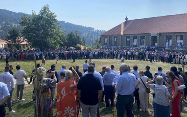 Γρεβενά: Αναβίωσε και φέτος ο Τρανός Χορός (Τσιάτσιος) στη Σαμαρίνα (φωτ.)