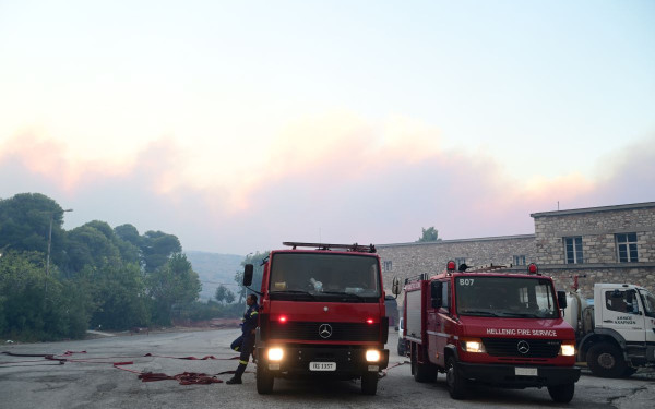 Πυρκαγιά σε χαμηλή βλάστηση στη Σέριφο