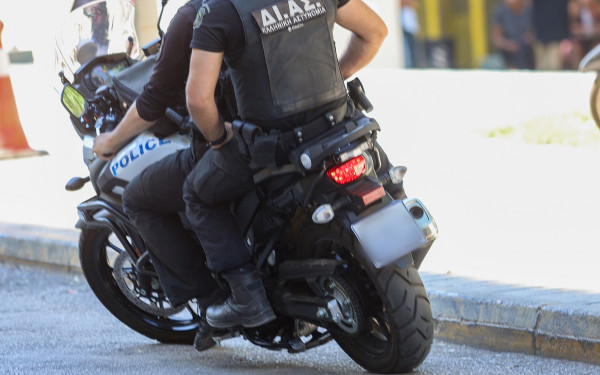 Ιωάννινα: Επαιτούσαν με βρέφος και νήπιο σε αντίξοες συνθήκες και συνελήφθησαν