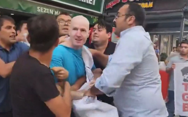 Τουρκία: Εθνικιστές επιτέθηκαν σε Αμερικανούς στρατιώτες - Φόρεσαν κουκούλα στον έναν (βίντεο)