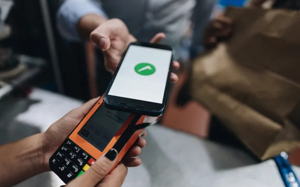 Εκτοξεύθηκαν όγκος και αξία συναλλαγών μέσω IRIS - Άρχισαν να μειώνουν τις προμήθειες οι τράπεζες