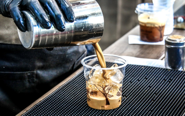 «Φαρμάκι» ο καφές από το 2025: Έρχονται αυξήσεις έως και 30% σε σούπερ μάρκετ και καφετέριες - Πόσο θα πληρώνουμε τον freddo espresso (βίντεο)