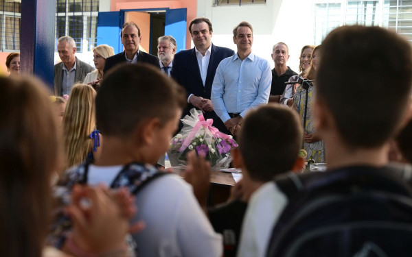 Κυρ. Μητσοτάκης: Στο 2ο Δημοτικό Σχολείο Γλυφάδας για την έναρξη της νέας σχολικής χρονιάς - Μαζί του ο Υπ. Παιδείας