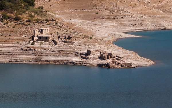 Στερεύει ο Μόρνος - Αναδύονται βυθισμένα στα νερά σπίτια από το 1980 (βίντεο)