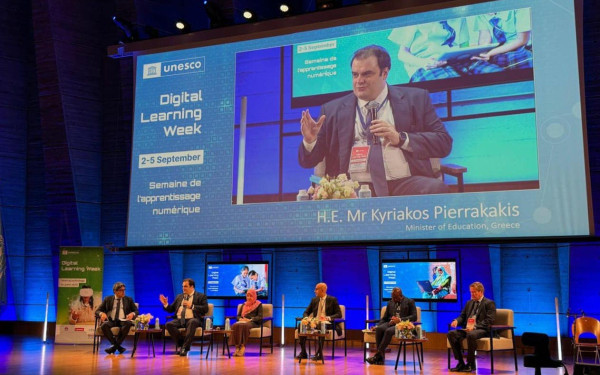 Πιερρακάκης: Έως και 20' χρειάζονται για να εστιάσουν οι μαθητές σε ό,τι προηγουμένως μελετούσαν, λόγω της χρήσης του κινητού