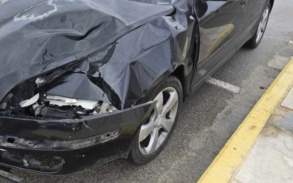 Αθήνα: Αυτοκίνητο έπεσε σε κολόνα της ΔΕΗ στη λεωφόρο Κατεχάκη (βίντεο)