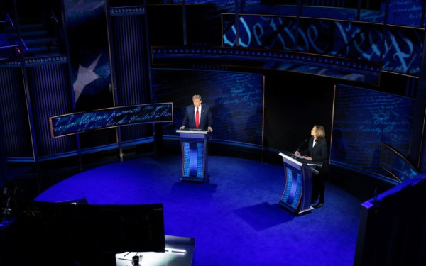 ΗΠΑ: Από βαριές αλληλοκατηγορίες σημαδεύτηκε το ντιμπέιτ - Σε άμυνα έβαλε η Χάρις τον Τράμπ (βίντεο)