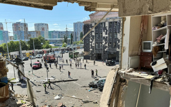 Ουκρανία: Τουλάχιστον 13 τραυματίες από επίθεση σε γειτονιά του Χαρκόβου (βίντεο)