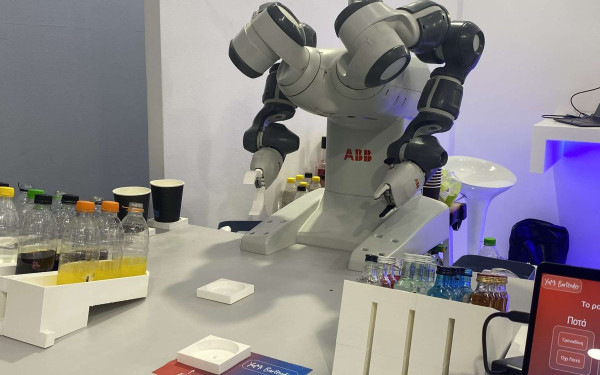 Θεσσαλονίκη: Το πρώτο ρομπότ… μπάρμαν σερβίρει στην 88η ΔΕΘ (βίντεο, φωτ.)