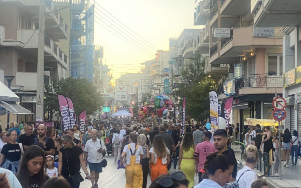 Λευκή Νύχτα στον Εύοσμο: Άναψαν τα φώτα για τη γιορτή της αγοράς - Πλήθος κόσμου περιμένει στη σκηνή τη Μ. Ασλανίδου