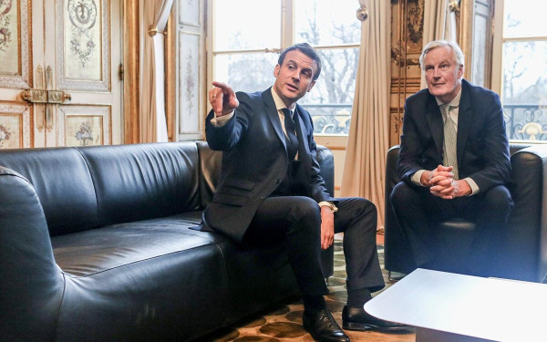 Γαλλία: Ρεκόρ αντιδημοφιλίας για τους Εμανουέλ Μακρόν και Μισέλ Μπαρνιέ