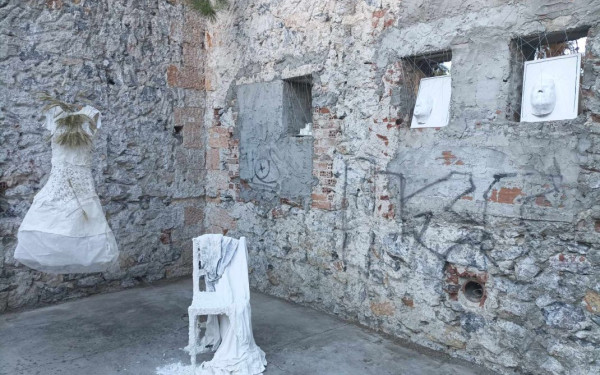 Θεσσαλονίκη: «Αυτοί που περιμένουν» και η ιστορία της Σεβαστής και της Νίτσας, στο πρώην Στρατόπεδο Καρατάσιου (φωτ.)