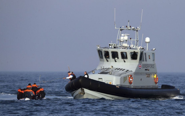Αλβανία: Οι πρώτοι παράτυποι μετανάστες που συνελήφθησαν στα ιταλικά ύδατα έφτασαν σε αλβανικό λιμάνι