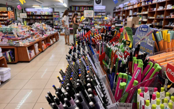 «Πόλεμος νούμερων» για την ακρίβεια στα σχολικά είδη: Βολές ΕΕΚΕ κατά γγ Εμπορίου
