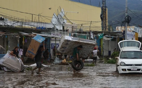 Μεξικό: Ο τυφώνας Τζον, κατηγορίας 3, φθάνει πάνω από το έδαφος