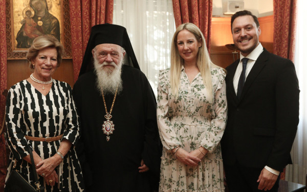 Μέλη της τέως βασιλικής οικογένειας της Ελλάδος στον Αρχιεπίσκοπο Ιερώνυμο