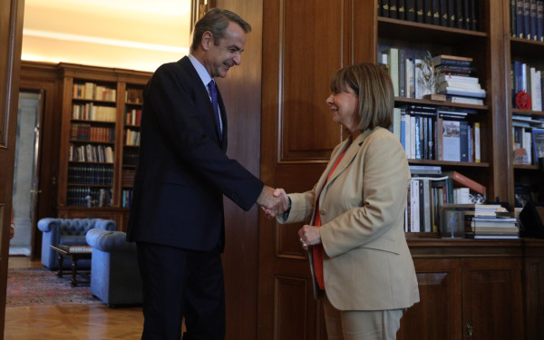 Μητσοτάκης σε Σακελλαροπούλου: Πιλοτικά φοριαμοί στα σχολεία για να κλειδώνουν τα κινητά τους οι μαθητές