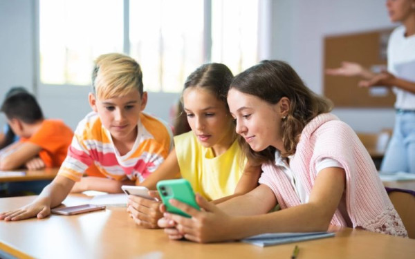 Σχολεία: Άρχισαν οι «καμπάνες» για τα κινητά - Στην Πάτρα η πρώτη μονοήμερη αποβολή μαθητή (βίντεο)