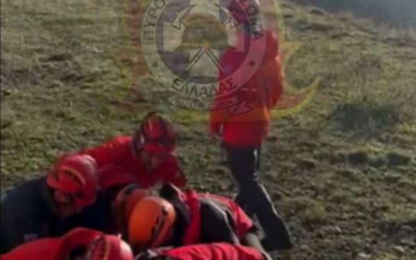 Όλυμπος: Βίντεο από την επιχείρηση διάσωσης τραυματία από την Πυροσβεστική