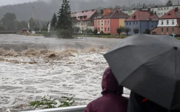 Καλπάζει στην Κεντρική Ευρώπη η κακοκαιρία «Μπόρις» - Νεκροί, τραυματίες και χιλιάδες δίχως ρεύμα (βίντεο, φωτ.)