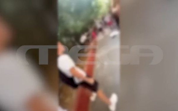 Βίντεο από τη συμπλοκή ανηλίκων έξω από σχολείο στο Παγκράτι - Δυο τραυματίες