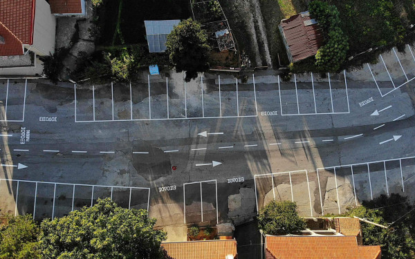 Χαλκιδική: 75 θέσεις πάρκινγκ οριοθετήθηκαν και σημάνθηκαν στην Αρναία (φωτ.)