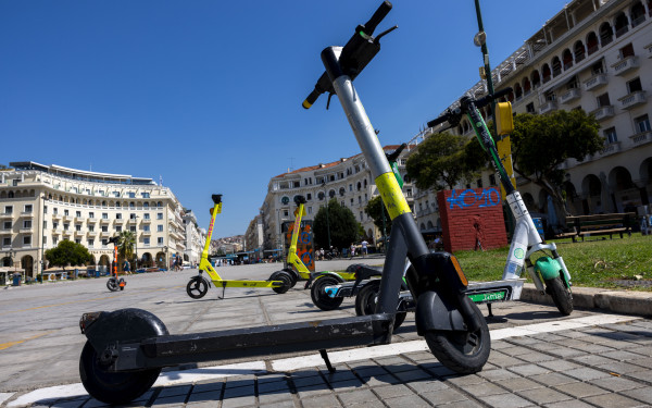 Θεσσαλονίκη: Πού μπορούν να σταθμεύουν τα πατίνια - Δημιουργούνται 800 θέσεις σε 70 σημεία