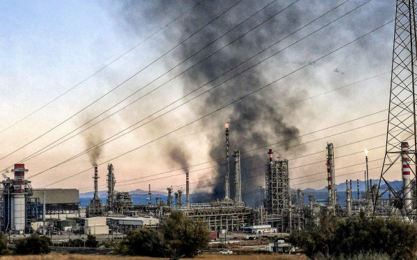 Φωτιά στα διυλιστήρια της Motoroil: Βελτιώθηκε η κατάσταση (βίντεο)