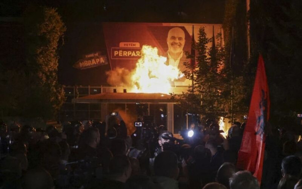 Αλβανία: Επεισόδια με τουλάχιστον 13 τραυματίες σε διαδήλωση κατά του Έντι Ράμα – Έβαλαν φωτιά και προκάλεσαν βανδαλισμούς (βίντεο, φωτ.)